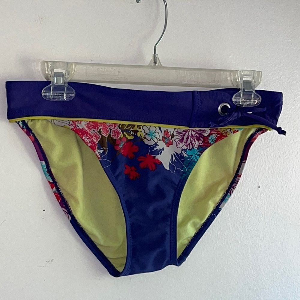 EUC PRETTY PURPLE FLORAL ATHLETA MEDIUM BIKINI BOTTOMS
